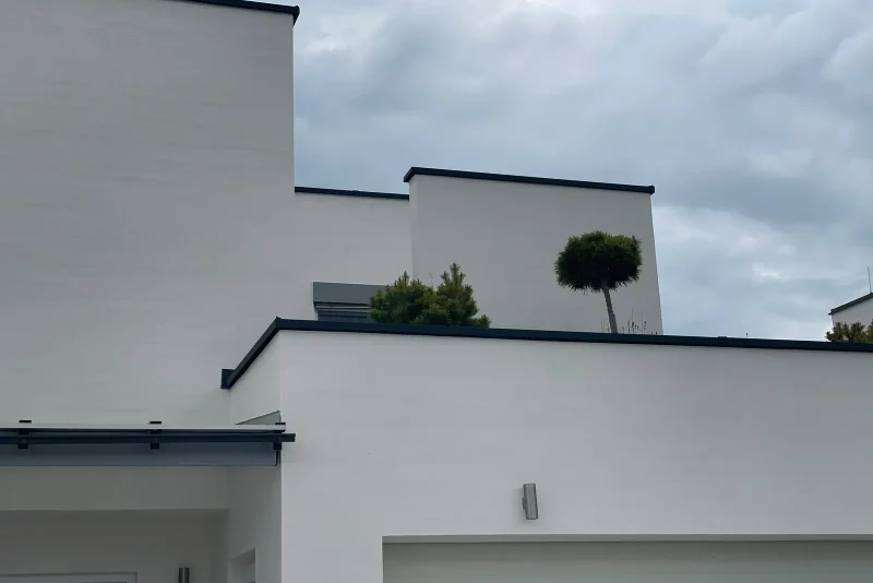 Fasáda rodinného domu s rýhovanou omítkou, fotka 2 z 6
