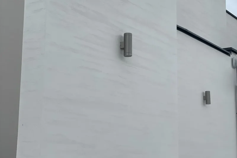 Fasáda rodinného domu s rýhovanou omítkou, fotka 3 z 6