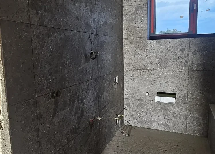 Velkoformátový obklad a dlažba v koupelně, fotka 3 z 5